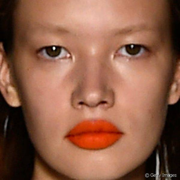 O destaque da beleza de Richard Chai ficou para os l?bios, coloridos com um vibrante batom laranja de acabamento matte